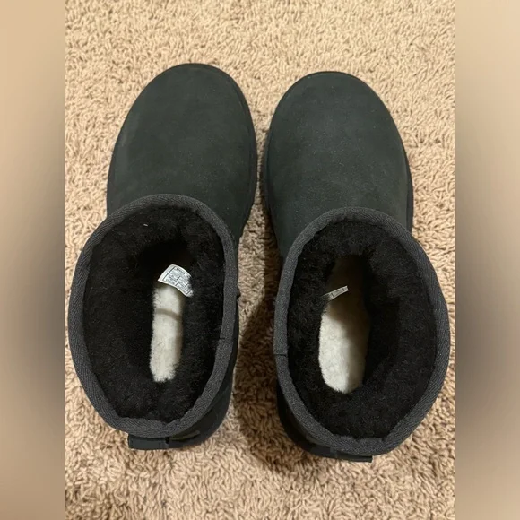 Authentic New Woman’s classic Mini Ugg Boot Size US 8 - Picture 3 of 8